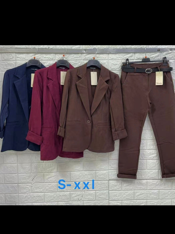 Tailleur composto da giacca con bottone e pantalone tessuto elasticizzato inclusa la cintura