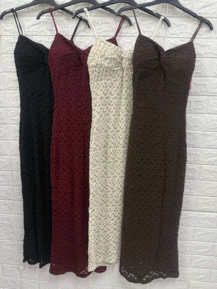 Abito con bretelle con coppe preformate Aderente ed elasticizzato in pizzo con Spacco Nero Level Stores