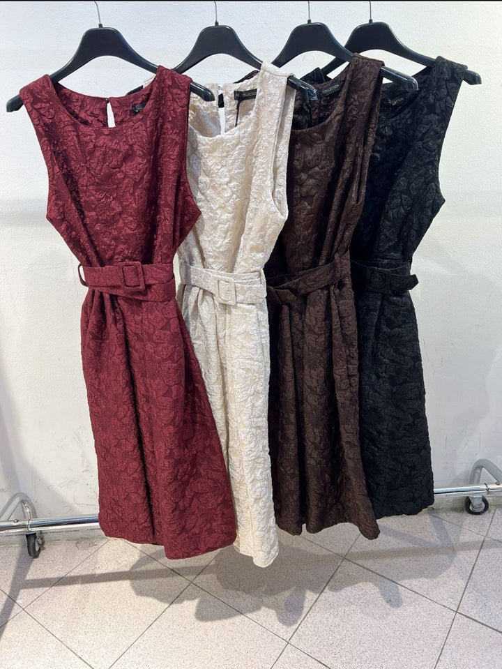 Abito con ricamo con cintura inclusa con gonna morbida Nero Level Stores