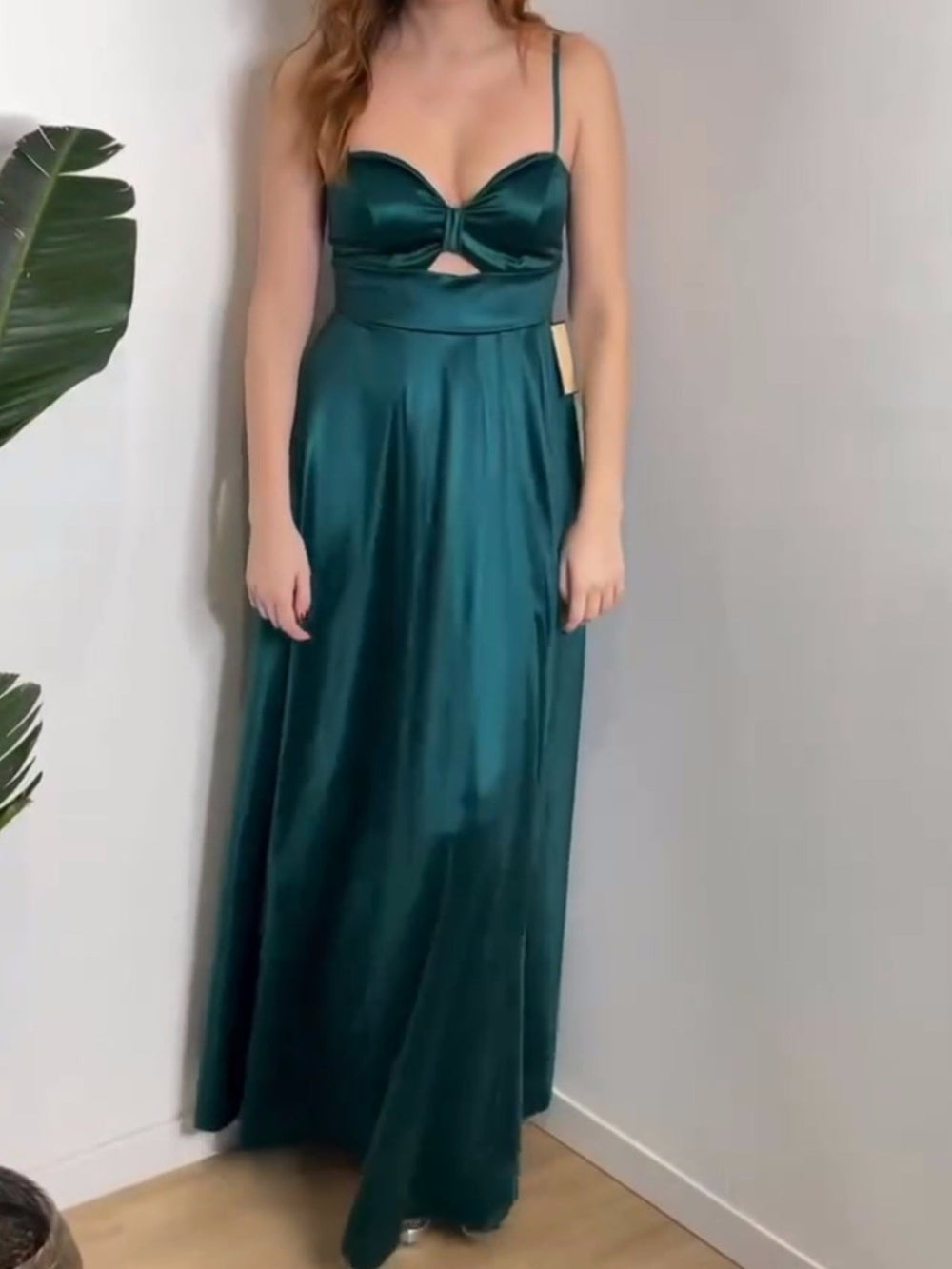 Abito lungo in raso con bretelle coppe preformate spacco e gonna