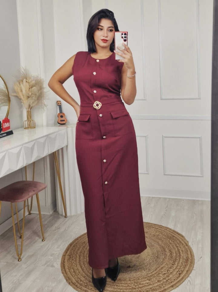 Abito lungo con bottoni inclusa la cintura con zip e spacco smanicato Vestibilità aderente ed elasticizzato Bordo Level Stores