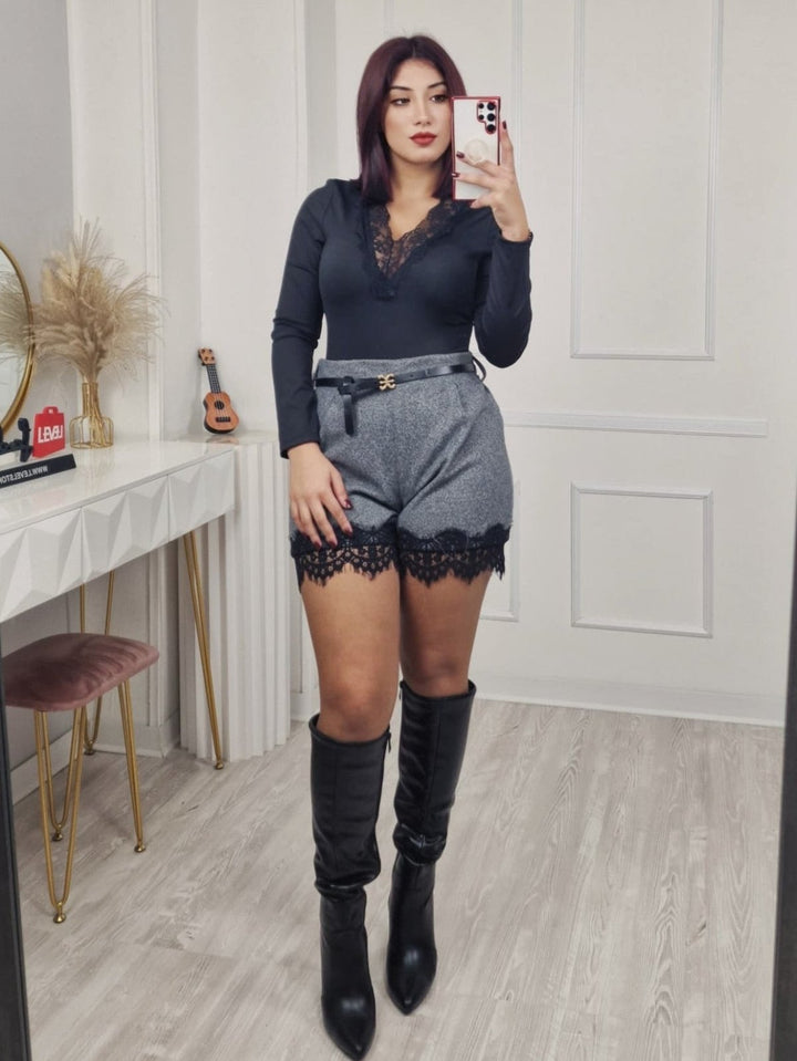 Body in lycra con manica lunga scollo a v in pizzo elasticizzato Nero Level Stores