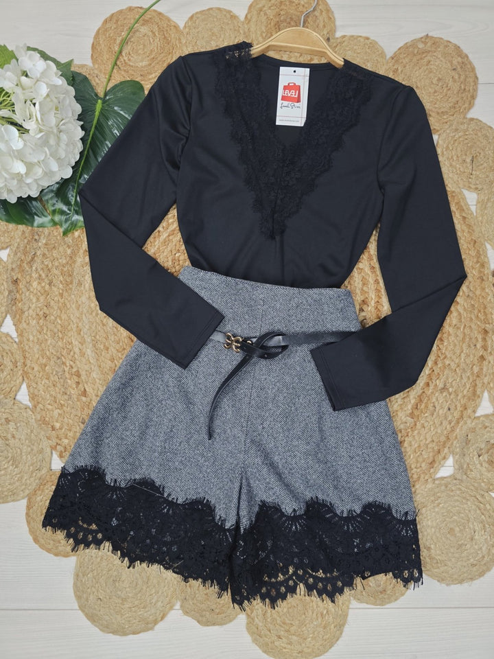 Body in lycra con manica lunga scollo a v in pizzo elasticizzato Nero Level Stores