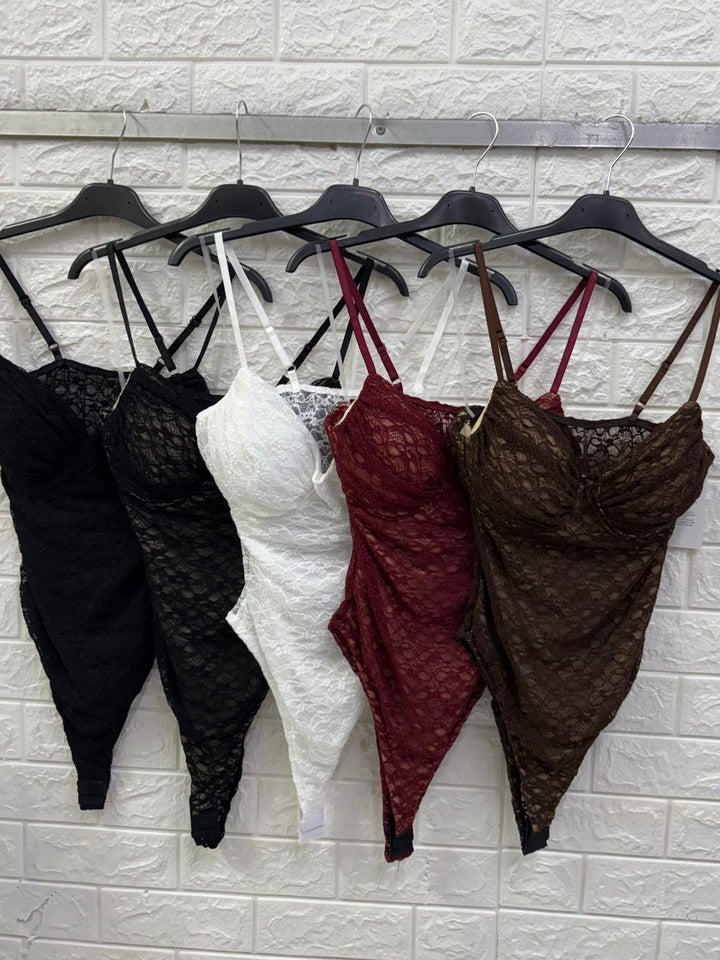 Body in pizzo caratterizzato da uno scollo a cuore e coppe preformate, con bretelle elasticizzate e regolabili Nero Level Stores