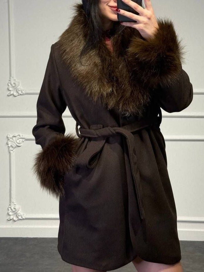 Cappotto in panno con pelliccia caratterizzato da chiusura a e tasche laterali inclusa la cintura caldo e morbido Marrone Level Stores