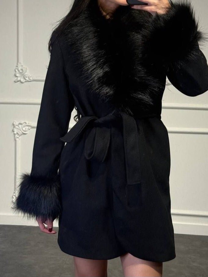 Cappotto in panno con pelliccia caratterizzato da chiusura a e tasche laterali inclusa la cintura caldo e morbido Nero Level Stores