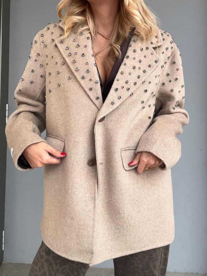 Cappotto in panno con rivetti caratterizzato da chiusura a doppio bottone e tasche laterali Beige Level Stores