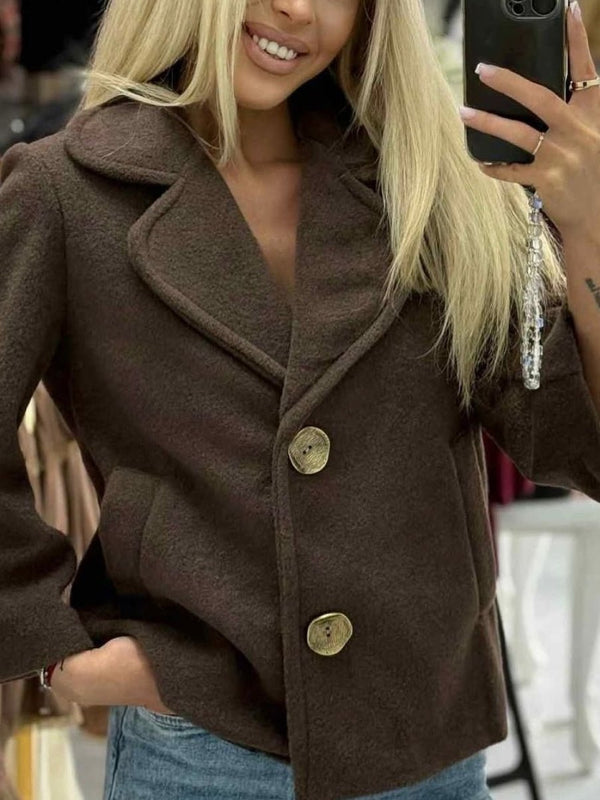 Cappotto in panno modello corto caratterizzato da chiusura a doppio bottone e tasche laterali Nero Level Stores