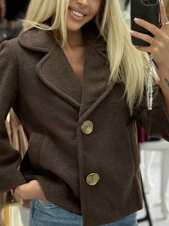 Cappotto in panno modello corto caratterizzato da chiusura a doppio bottone e tasche laterali Nero Level Stores