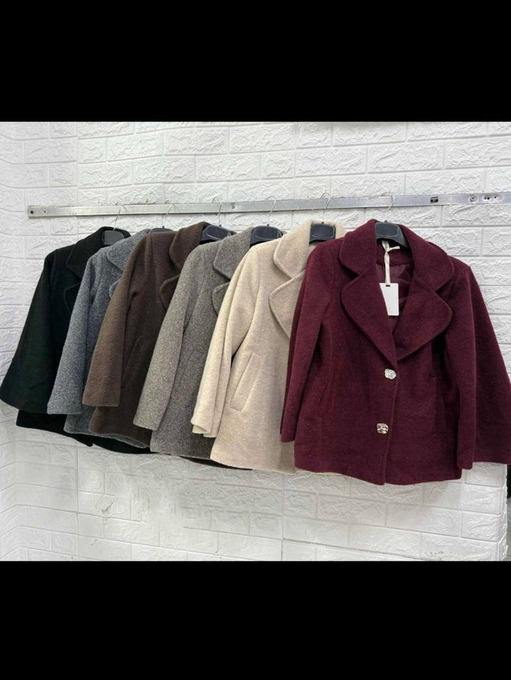 Cappotto in panno modello corto caratterizzato da chiusura a doppio bottone e tasche laterali Nero Level Stores