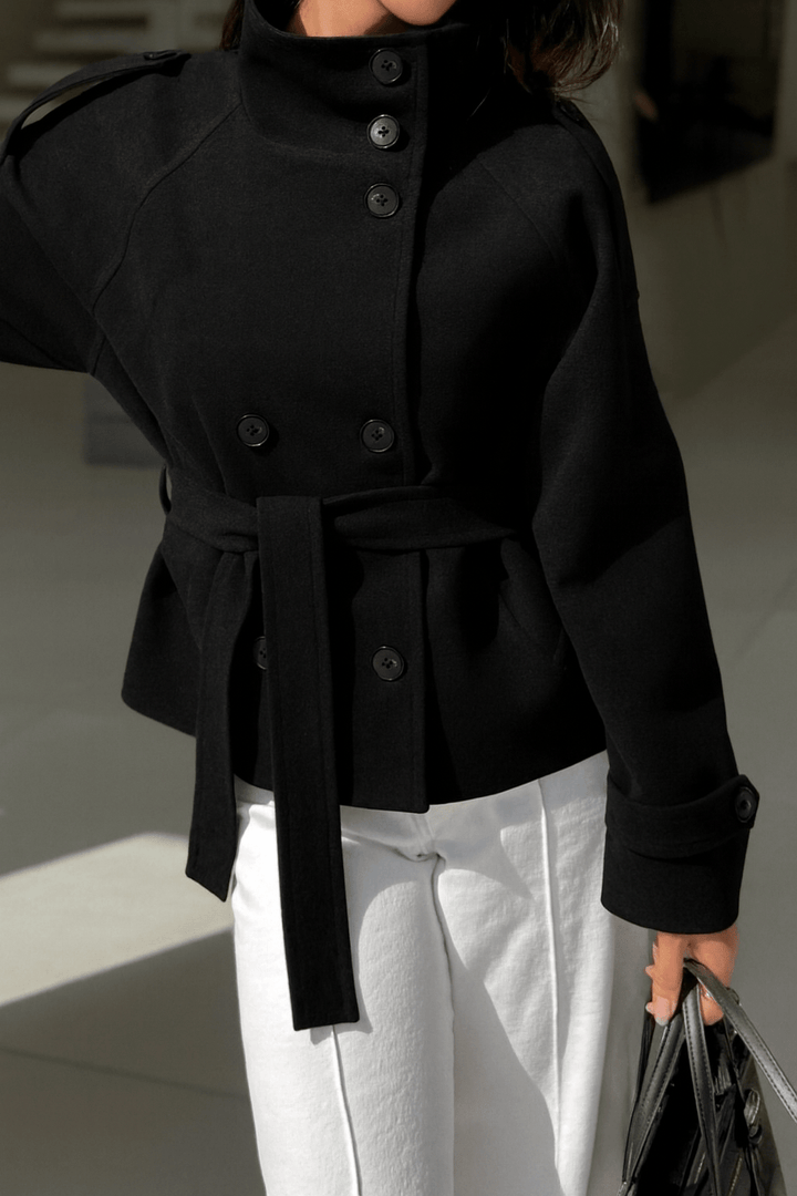 Cappotto modello corto in panno con cintura inclusa, dotato di chiusura a doppio bottone Nero Level Stores
