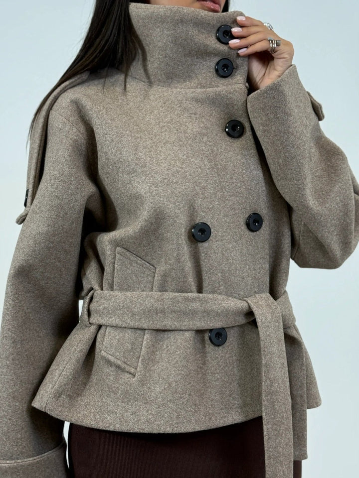 Cappotto modello corto in panno con cintura inclusa, dotato di chiusura a doppio bottone Nero Level Stores