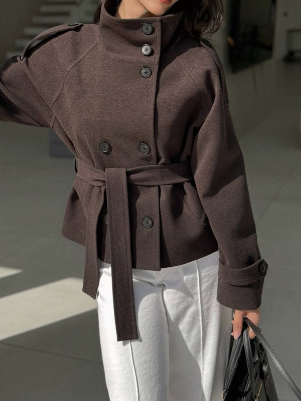Cappotto modello corto in panno con cintura inclusa, dotato di chiusura a doppio bottone Nero Level Stores