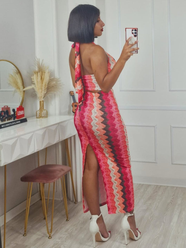Completo a costine con fantasia multicolore zig - zag, composto da top con scollo all'americana e coppe preformate, abbinato a una gonna aderente con spacco elasticizzato Fucsia Level Stores