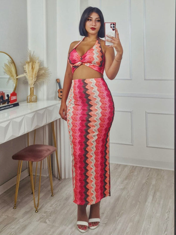 Completo a costine con fantasia multicolore zig - zag, composto da top con scollo all'americana e coppe preformate, abbinato a una gonna aderente con spacco elasticizzato Arancione Level Stores