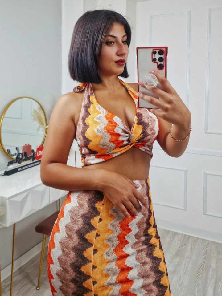 Completo a costine con fantasia multicolore zig - zag, composto da top con scollo all'americana e coppe preformate, abbinato a una gonna aderente con spacco elasticizzato Fucsia Level Stores