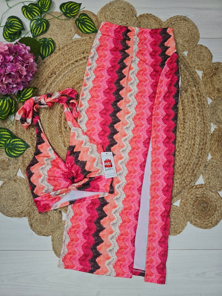 Completo a costine con fantasia multicolore zig - zag, composto da top con scollo all'americana e coppe preformate, abbinato a una gonna aderente con spacco elasticizzato Fucsia Level Stores
