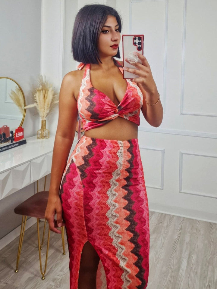 Completo a costine con fantasia multicolore zig - zag, composto da top con scollo all'americana e coppe preformate, abbinato a una gonna aderente con spacco elasticizzato Fucsia Level Stores