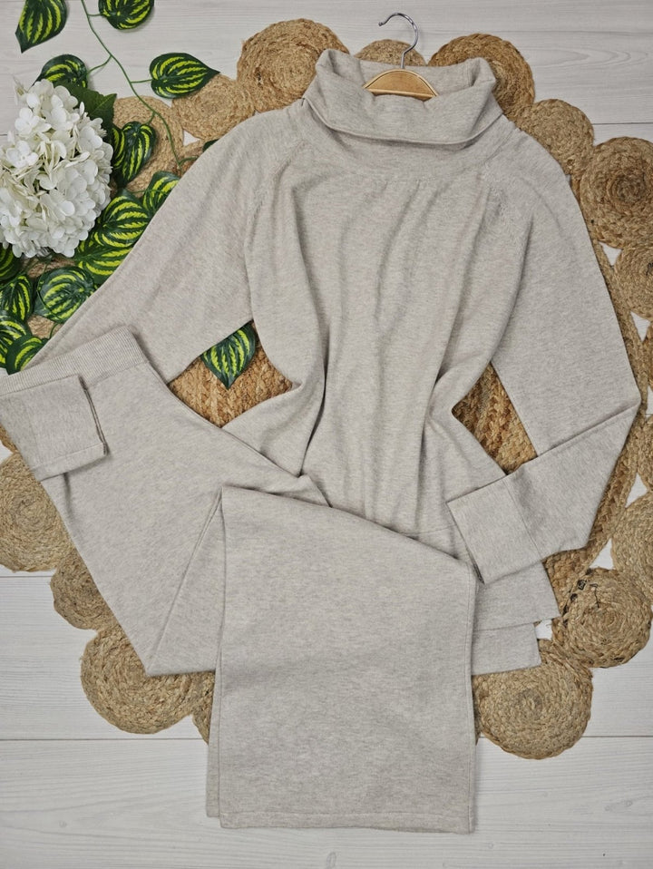 Completo composto da maglia collo a alto in lana abbinato a pantaloni con vita elastica, morbido e caldo Nero Level Stores