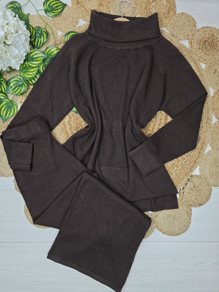 Completo composto da maglia collo a alto in lana abbinato a pantaloni con vita elastica, morbido e caldo Nero Level Stores