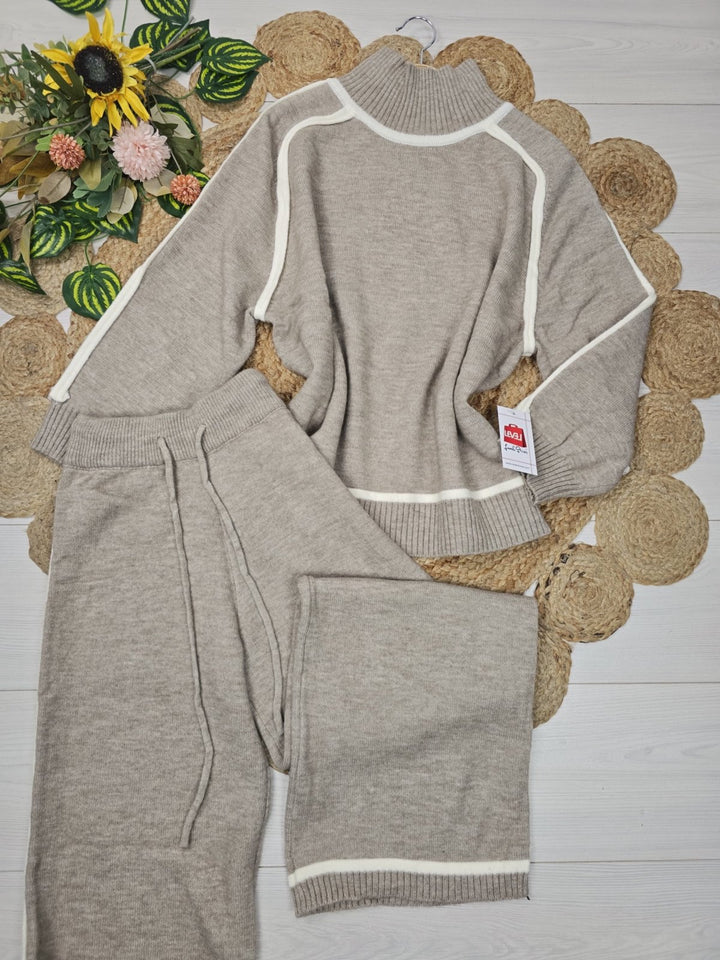 Completo composto da maglia collo alto in lana abbinato a pantaloni palazzo con vita elastica, morbido e caldo Beige Level Stores