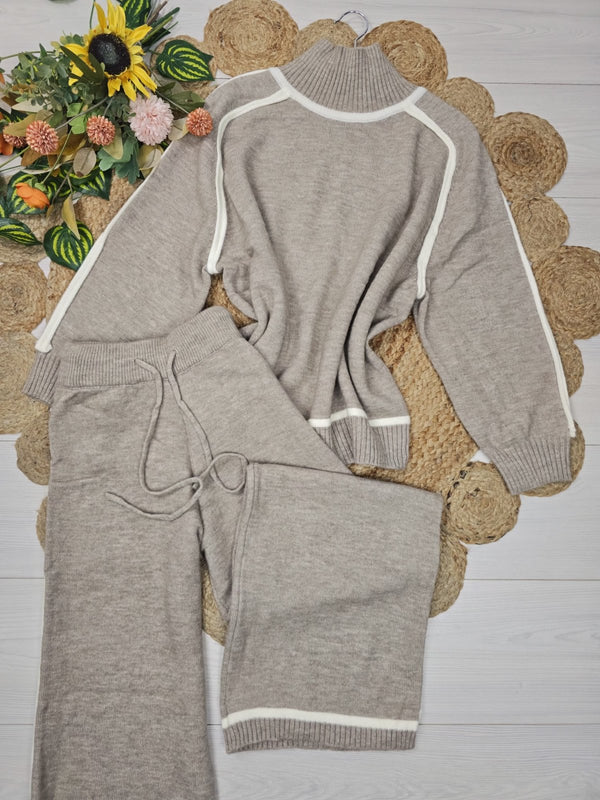 Completo composto da maglia collo alto in lana abbinato a pantaloni palazzo con vita elastica, morbido e caldo Beige Level Stores