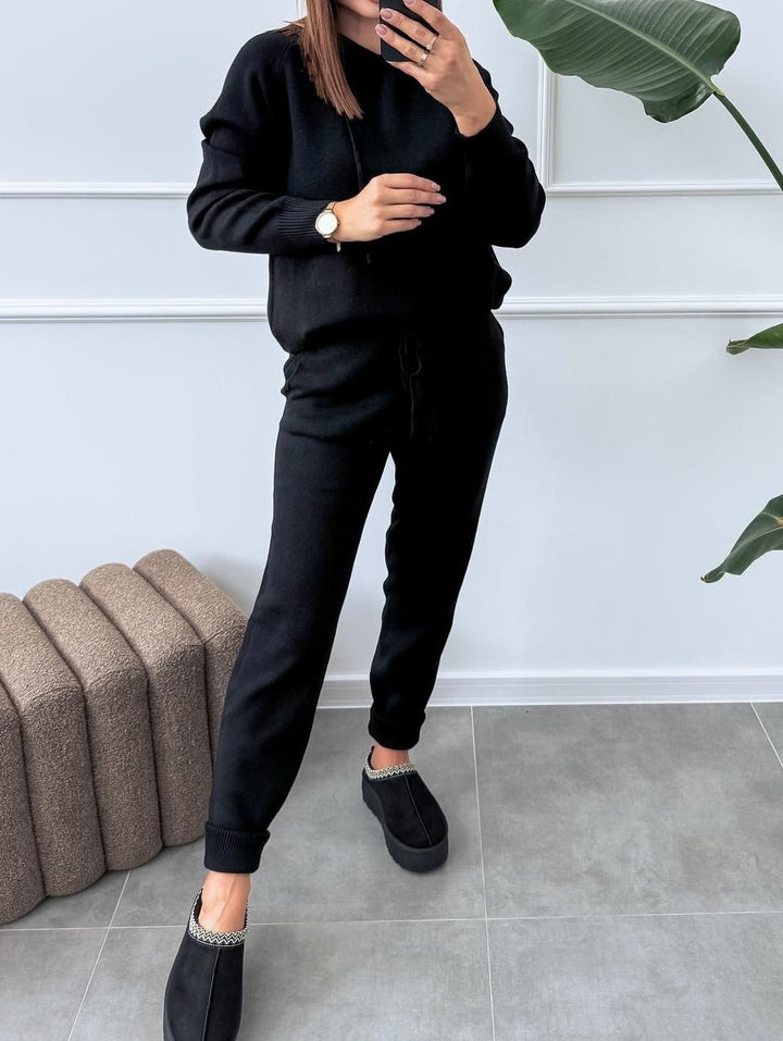 Completo composto da maglia con cappuccio in lana abbinato a pantaloni con vita elastica Nero Level Stores