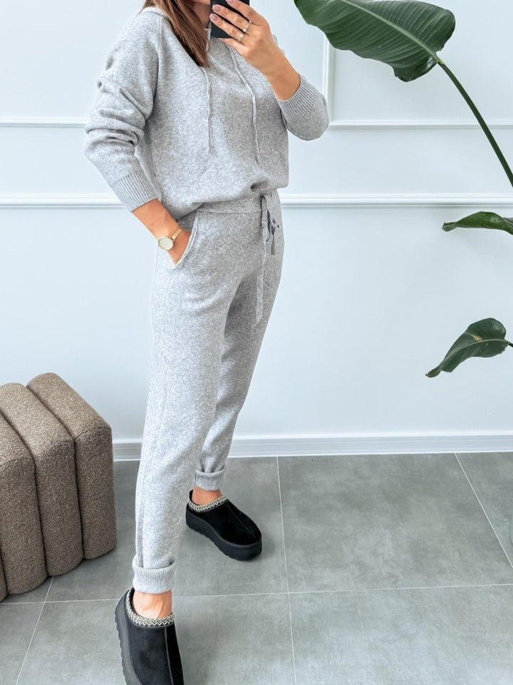 Completo composto da maglia con cappuccio in lana abbinato a pantaloni con vita elastica Nero Level Stores