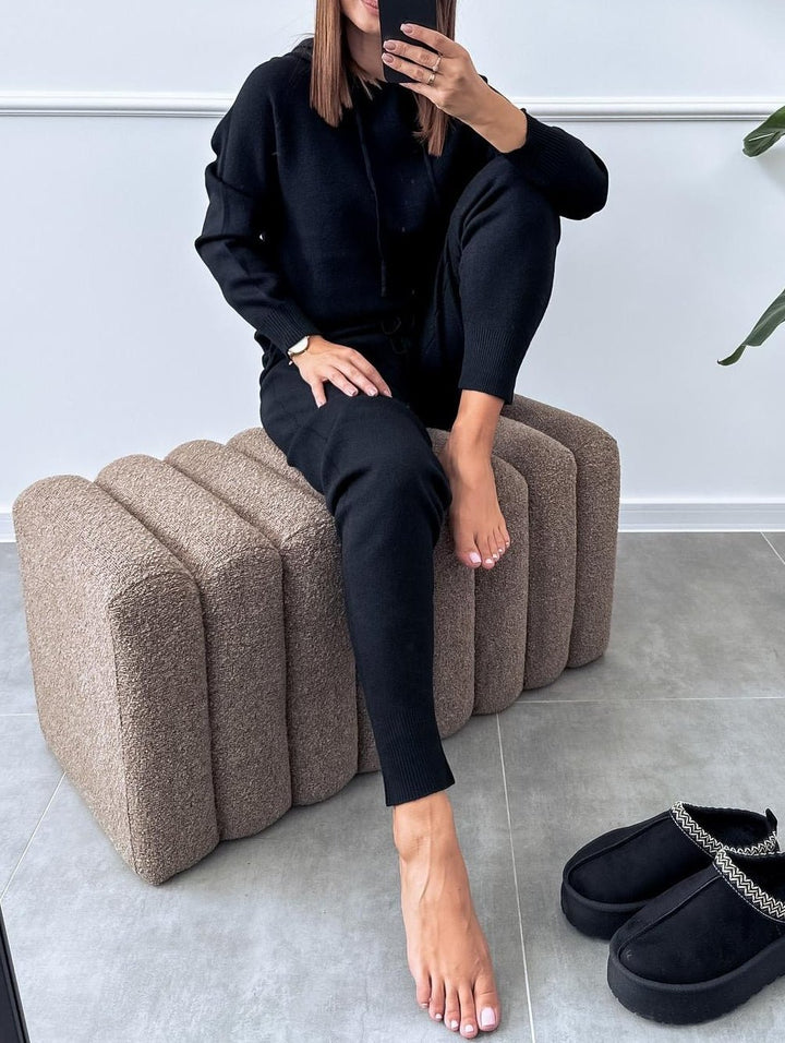 Completo composto da maglia con cappuccio in lana abbinato a pantaloni con vita elastica Nero Level Stores