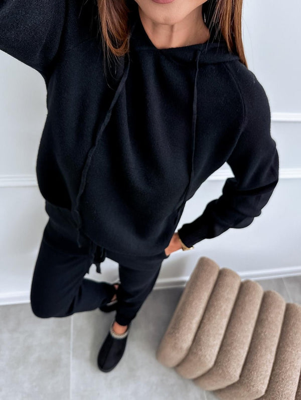 Completo composto da maglia con cappuccio in lana abbinato a pantaloni con vita elastica Nero Level Stores