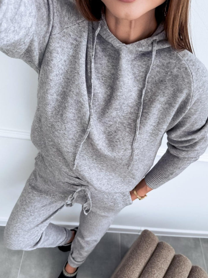 Completo composto da maglia con cappuccio in lana abbinato a pantaloni con vita elastica Grigio Level Stores