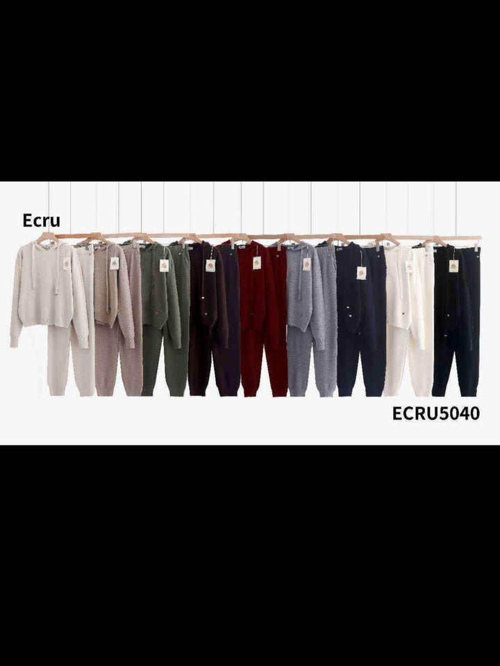 Completo composto da maglia con cappuccio in lana abbinato a pantaloni con vita elastica Beige Level Stores