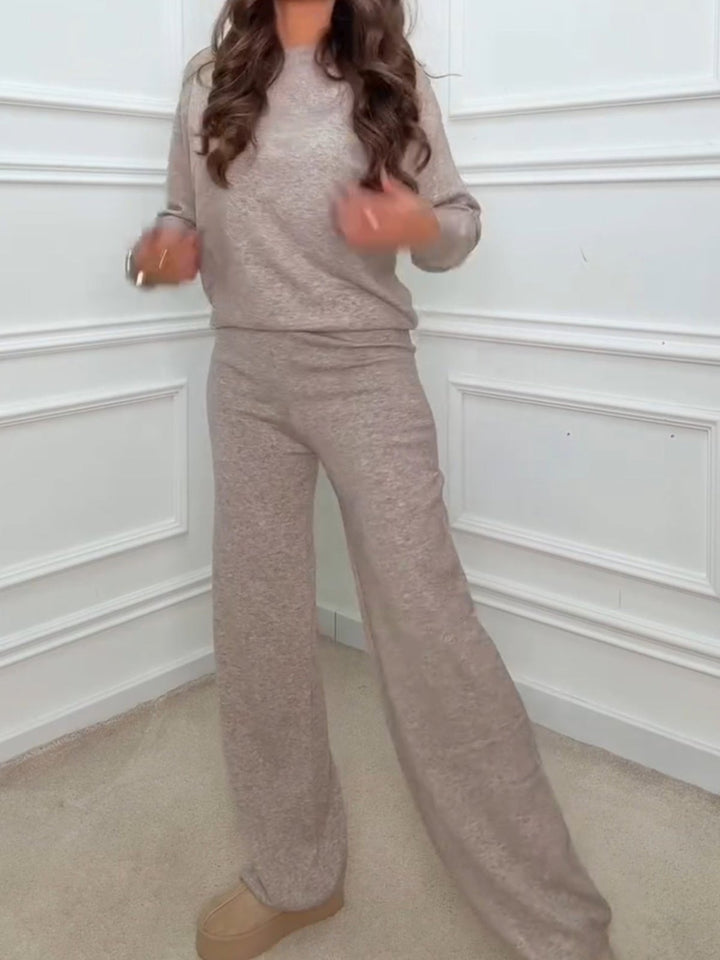 Completo composto da maglia in lana abbinato a pantaloni palazzo con vita elastica Beige Level Stores