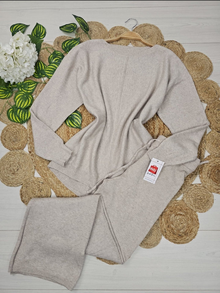 Completo composto da maglia in lana abbinato a pantaloni palazzo con vita elastica, morbido e caldo Nero Level Stores