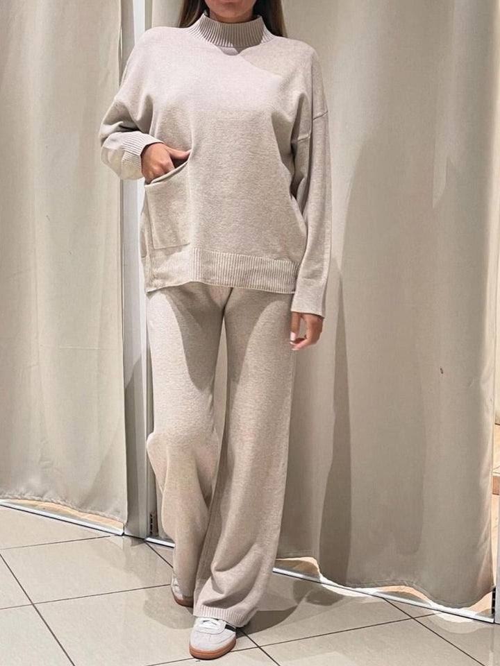 Completo composto da maglia in lana collo alto abbinato a pantaloni palazzo con vita elastica Beige Level Stores