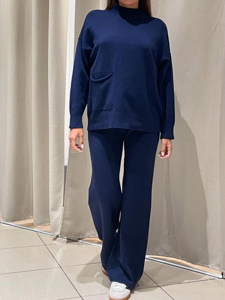 Completo composto da maglia in lana collo alto abbinato a pantaloni palazzo con vita elastica Blu scuro Level Stores