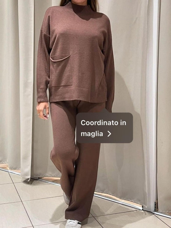 Completo composto da maglia in lana collo alto abbinato a pantaloni palazzo con vita elastica Marrone Level Stores