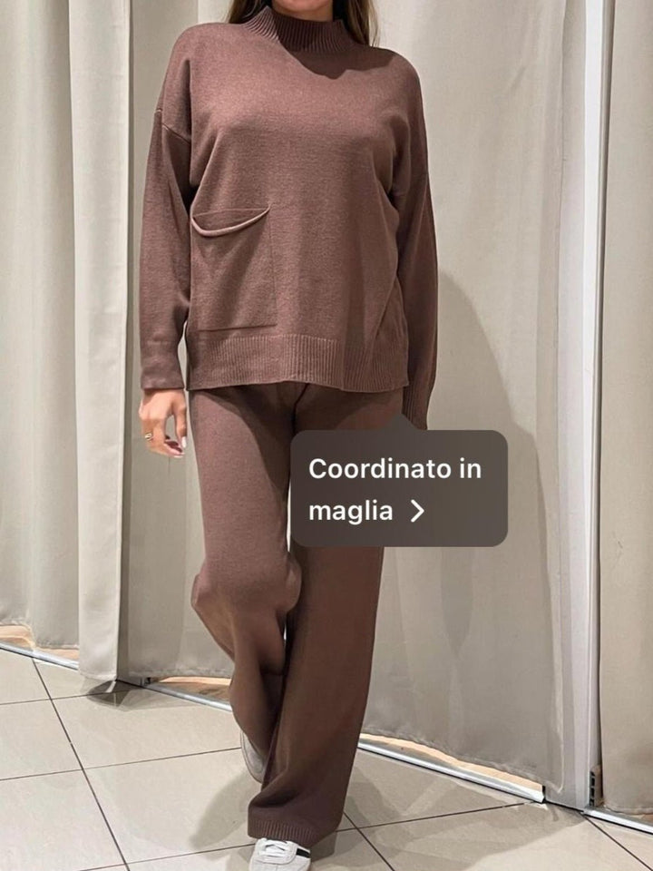 Completo composto da maglia in lana collo alto abbinato a pantaloni palazzo con vita elastica Marrone Level Stores