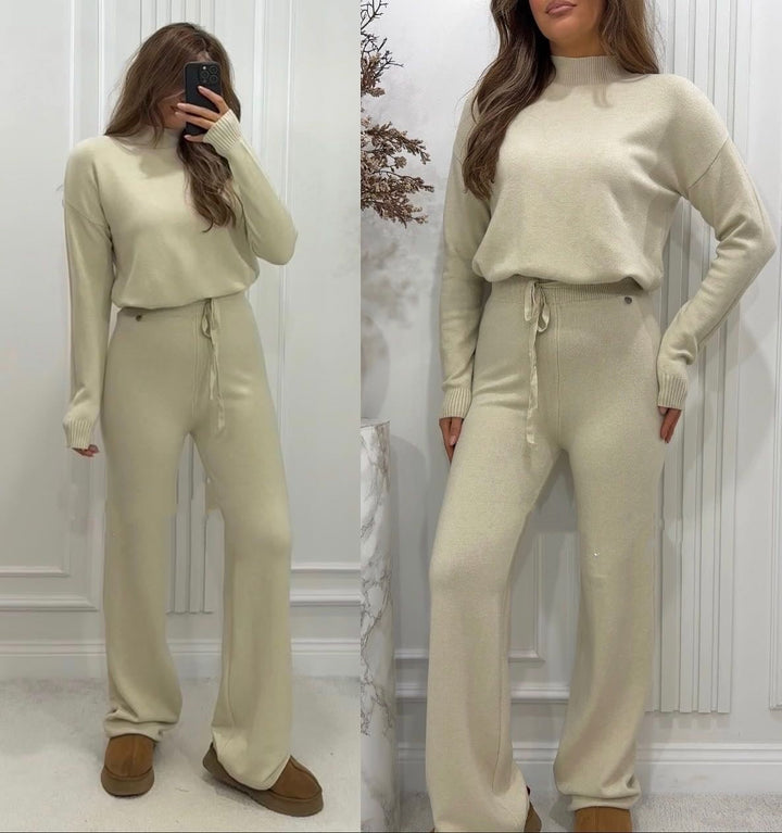 Completo composto da maglia in lana collo alto abbinato a pantaloni palazzo con vita elastica, morbido e caldo Beige Level Stores