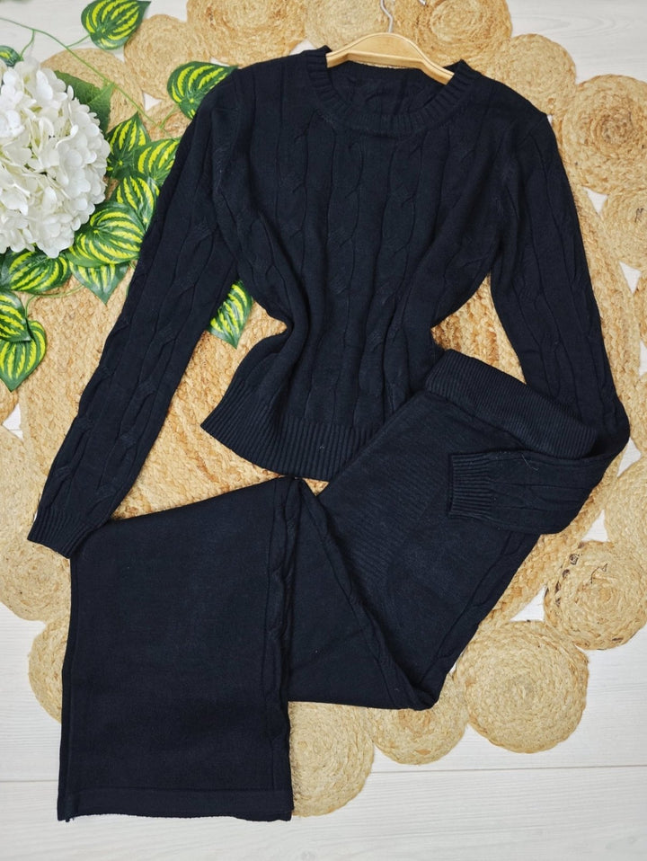 Completo composto da maglia in lana motivo a intreccio abbinato a pantaloni palazzo con vita elastica, morbido e caldo Blu scuro Level Stores