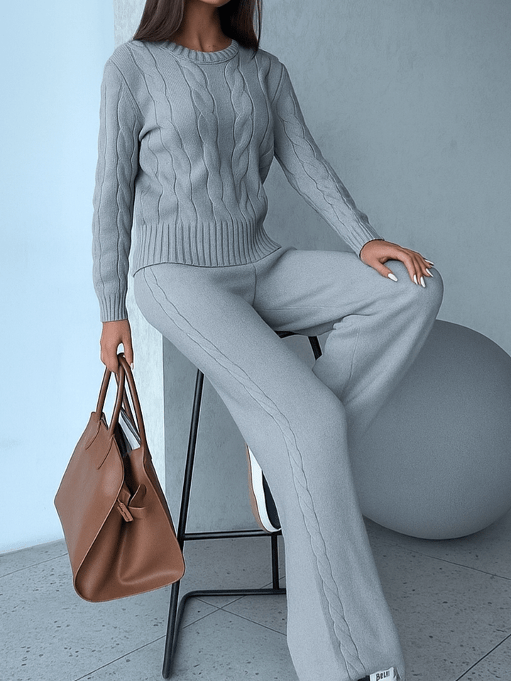 Completo composto da maglia in lana motivo a intreccio abbinato a pantaloni palazzo con vita elastica, morbido e caldo Grigio Level Stores