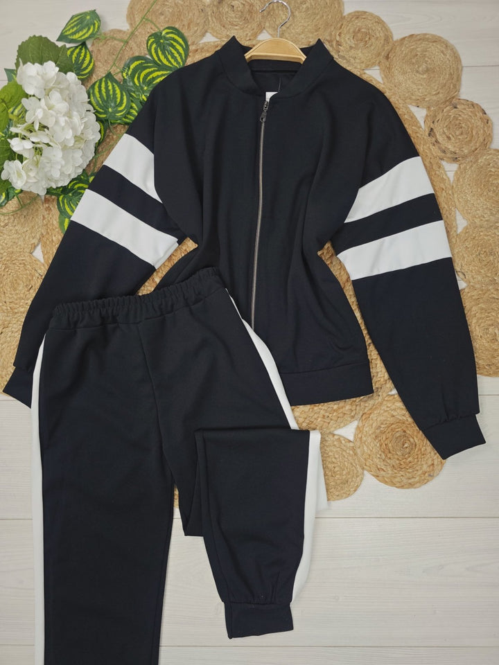 Completo composto da tuta in felpa con zip e pantaloni elastico in vita Nero Level Stores