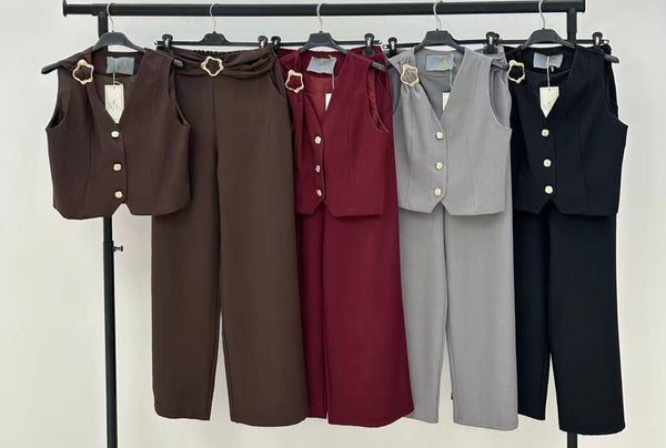 Completo composto da un gilet con fodera con scollo v con bottoni abbinato a un pantalone palazzo tasche e vita elasticizzata. Nero Level Stores