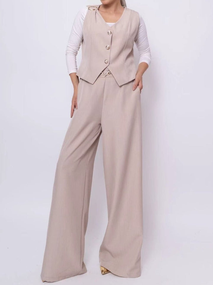 Completo composto da un gilet con fodera con scollo v con bottoni abbinato a un pantalone palazzo tasche e vita elasticizzata. Nero Level Stores