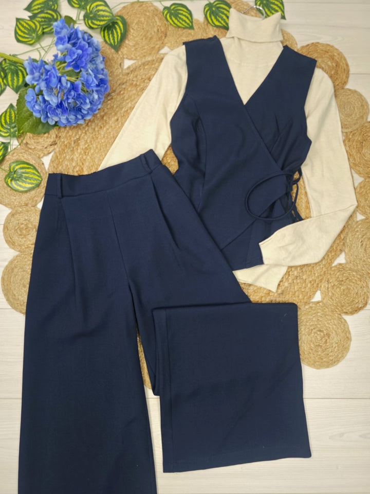 Completo composto da un gilet con scollo v con lacci regolabile abbinato a un pantalone palazzo tasche e vita elasticizzata Blu scuro Level Stores