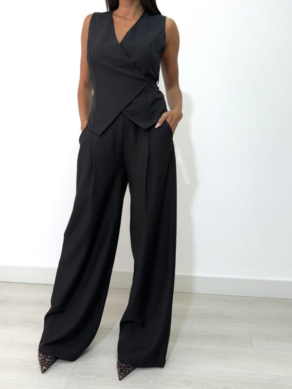Completo composto da un gilet con scollo v con lacci regolabile abbinato a un pantalone palazzo tasche e vita elasticizzata Nero Level Stores