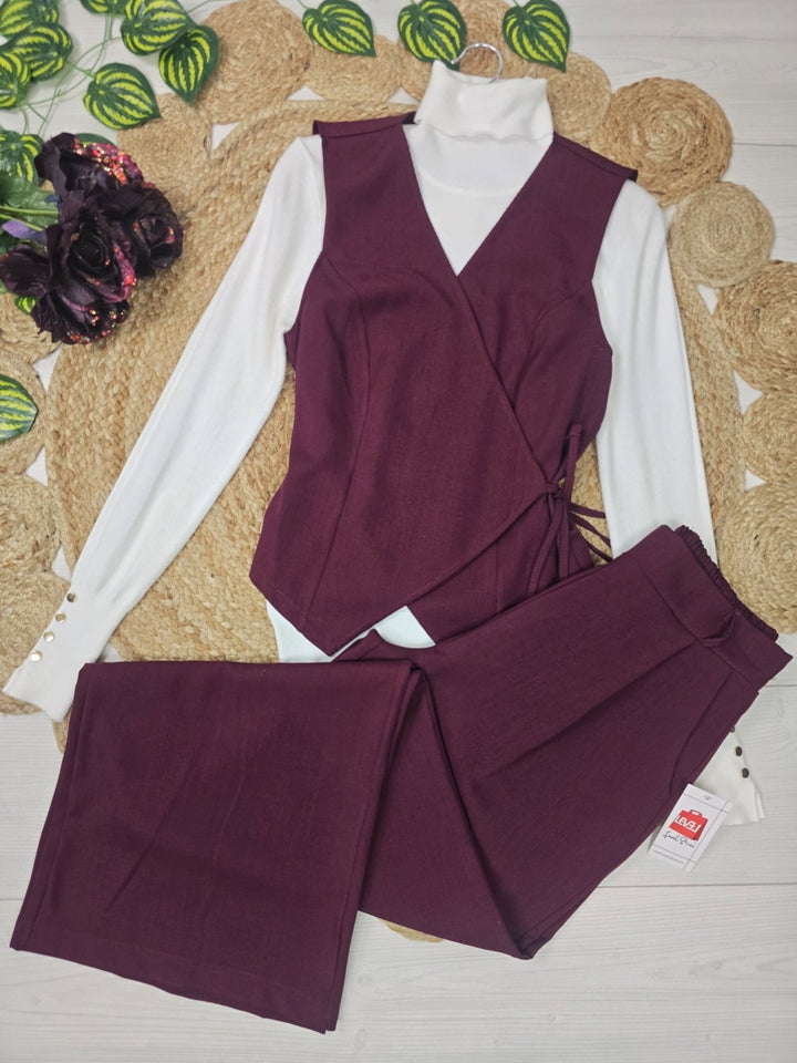 Completo composto da un gilet con scollo v con lacci regolabile abbinato a un pantalone palazzo tasche e vita elasticizzata Blu scuro Level Stores