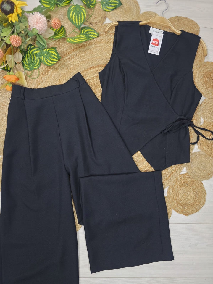 Completo composto da un gilet con scollo v con lacci regolabile abbinato a un pantalone palazzo tasche e vita elasticizzata Nero Level Stores