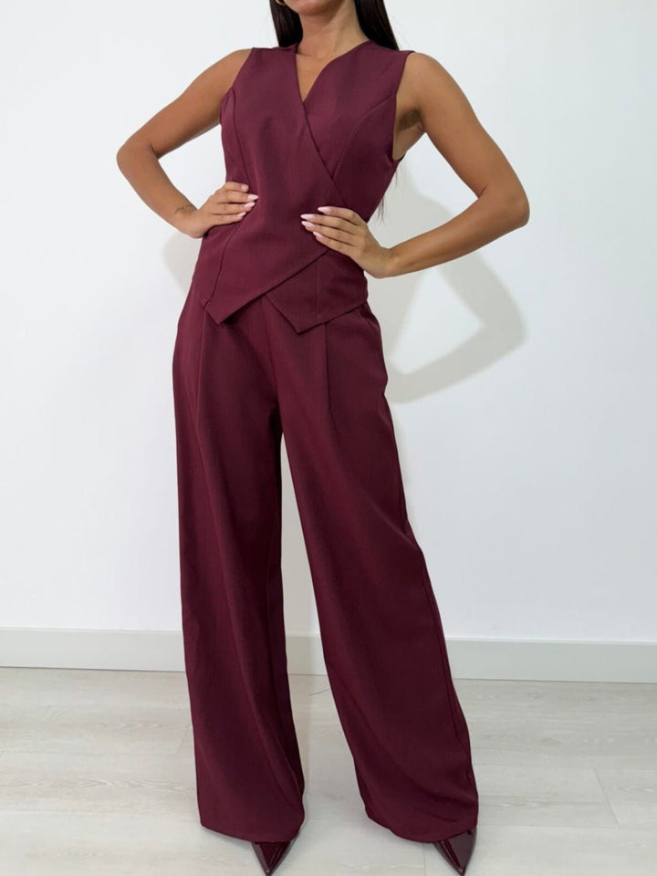 Completo composto da un gilet con scollo v con lacci regolabile abbinato a un pantalone palazzo tasche e vita elasticizzata Bordo Level Stores
