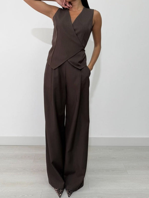 Completo composto da un gilet con scollo v con lacci regolabile abbinato a un pantalone palazzo tasche e vita elasticizzata Marrone Level Stores